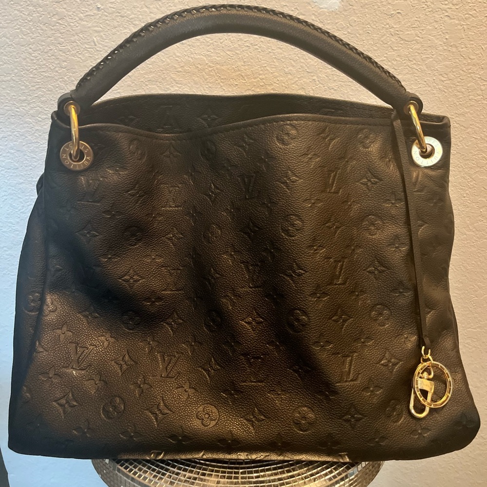 VERY CLASSY LOUIS VUITTON BAG FOR SALE!!😍😍